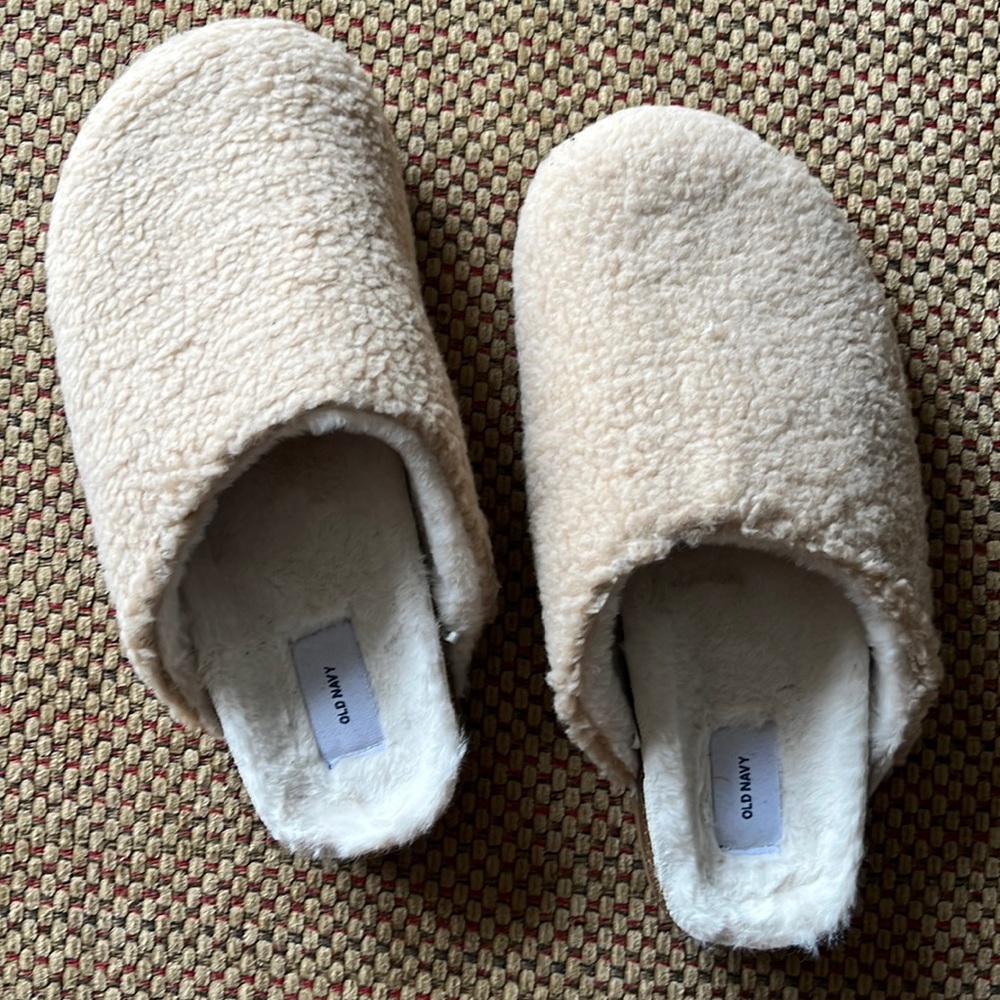 NWOT Old Navy beige fuzzy mules. Perfect for Fall.